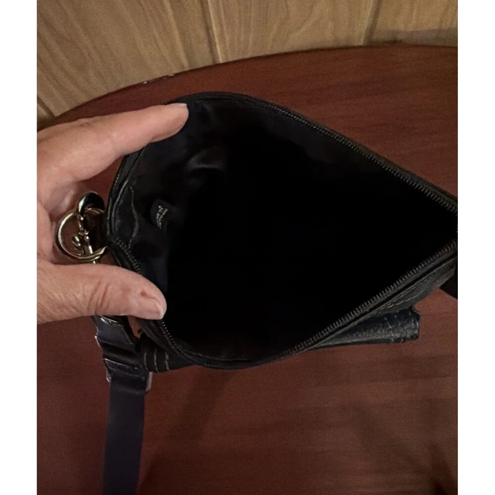 Coach Black Pebbled Leather Turn Lock Swingpack Crossbody Bag Purse. Great Cond!